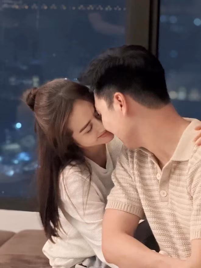Cảnh hôn của Mạnh Trường và Huyền Lizzie trong phim “Chúng ta của 8 năm sau“. Ảnh: Chụp màn hình