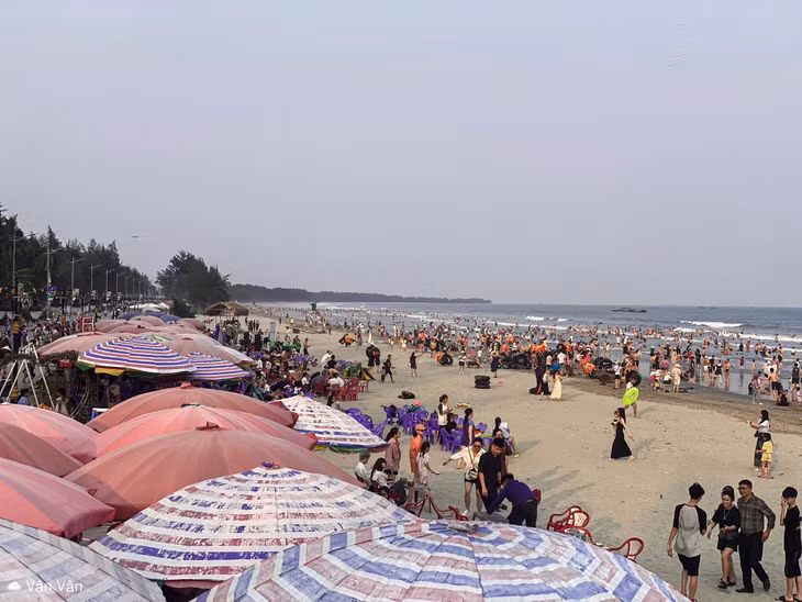 Bãi biển Trà Cổ, một trong những điểm hấp dẫn nhiều du khách khi tới TP Móng Cái.