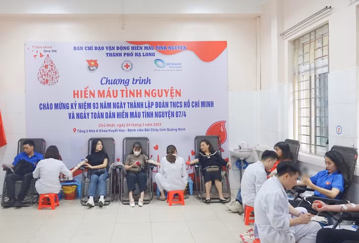 Đoàn Thanh niên Bệnh viện Bãi Cháy phối hợp với Thành Đoàn Hạ Long, Hội Chữ thập đỏ Quảng Ninh tổ chức chương trình hiến máu tình nguyện.