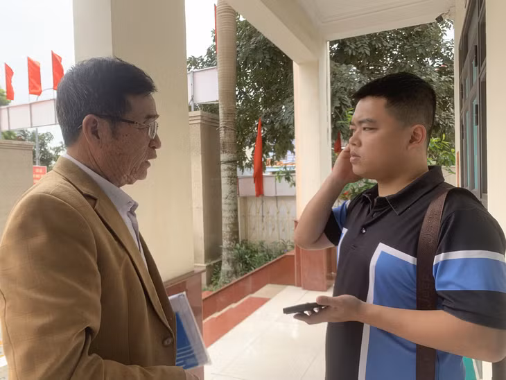 Ông Nguyễn Văn Thìn (bên trái) trao đổi với cán bộ xã Đông Xá về lắp đặt thêm phao HDPE cho HTX.