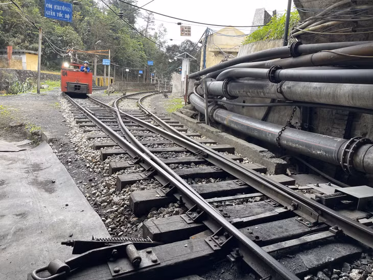 Hệ thống điều khiển tự động đóng mở ghi đường sắt phòng nổ đang được Công ty CP Than Vàng Danh áp dụng tại nhiều nhánh rẽ các tuyến đường sắt vận chuyển trong hầm lò.