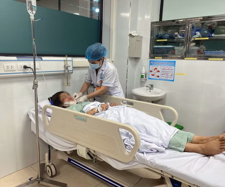 Bệnh nhân được vận chuyển an toàn vào TTYT huyện Vân Đồn sẵn sàng phẫu thuật. (Ảnh do đơn vị cung cấp)