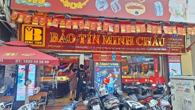 Ngân hàng Nhà nước dự kiến đấu thầu vàng miếng vào ngày 22.4, giá vàng chững lại chờ thông tin mới. Ảnh: Đền Phú