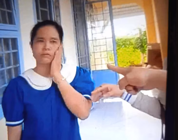 Phụ huynh vào trường tát cô giáo rồi đăng tải lên mạng xã hội - Ảnh cắt từ clip