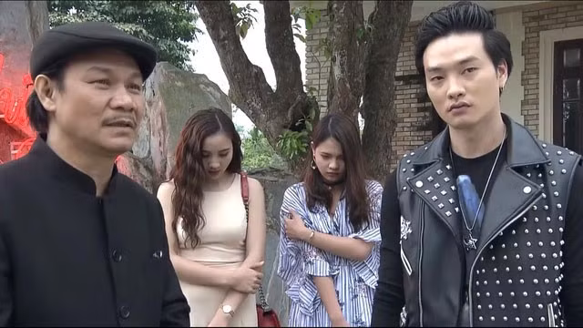 Trọng Lân đóng vai Phong “Cấn” (ngoài cùng bên phải) trong phim “Quỳnh Búp Bê“. Ảnh: Nhà sản xuất