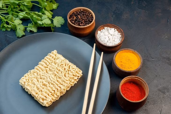 Mì ăn liền thường được làm chín trước. Ảnh minh họa: Gooddoveov