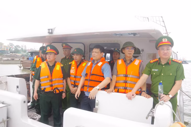 Đồng chí Nghiêm Xuân Cường, Phó Chủ tịch UBND tỉnh, Phó trưởng Ban thường trực Ban chỉ huy PCTT – TKCN và Phòng thủ dân sự tỉnh cùng lãnh đạo Bộ CHQS tỉnh, Công an tỉnh, lãnh đạo TX Quảng Yên trực tiếp chỉ đạo và tham gia công tác tìm kiếm cứu nạn.