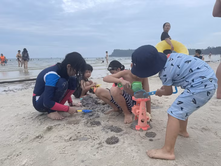 Bãi tắm Minh Châu, xã Minh Châu, huyện Vân Đồn thu hút du khách.