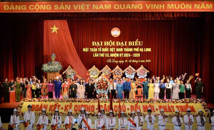 Đoàn đại biểu các tầng lớp nhân dân TP Hạ Long chúc mừng Đại hội.