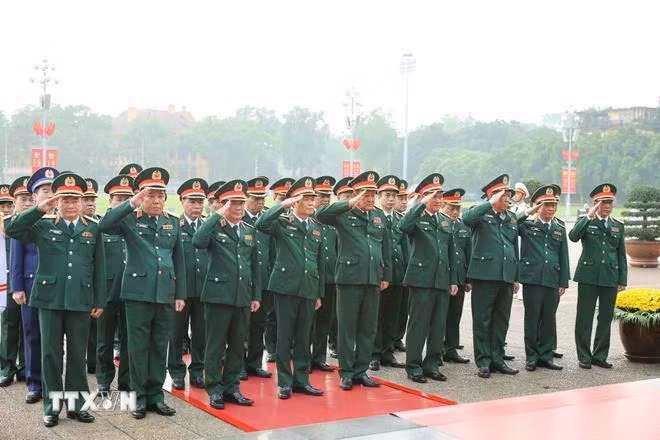 Đoàn đại biểu Quân ủy Trung ương, Bộ Quốc phòng vào Lăng viếng Chủ tịch Hồ Chí Minh. (Ảnh: Dương Giang/TTXVN)