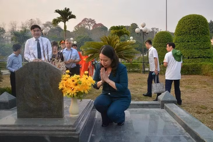 Quyền Chủ tịch nước Võ Thị Ánh Xuân dâng hương viếng anh hùng, liệt sĩ trong Nghĩa trang liệt sĩ A1.