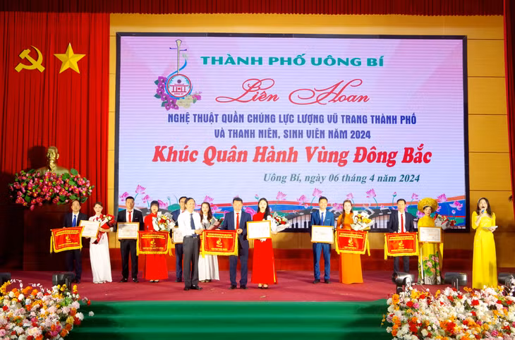 Lãnh đạo thành phố Uông Bí trao cờ đơn vị giải Nhất liên hoan cho Đoàn Cụm thi đua số 5.