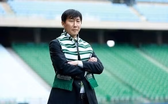 Truyền thông Hàn Quốc đưa tin ông Kim Sang-sik trở thành tân huấn luyện viên tuyển Việt Nam. Ảnh: KFA