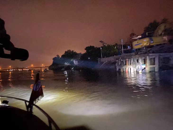 Đội 116 Thái Bình phối hợp lực lượng chức năng tìm kiếm đối tượng tội phạm nhảy cầu Đò Quan (TP Nam Định). Ảnh: Đội 116 Thái Bình