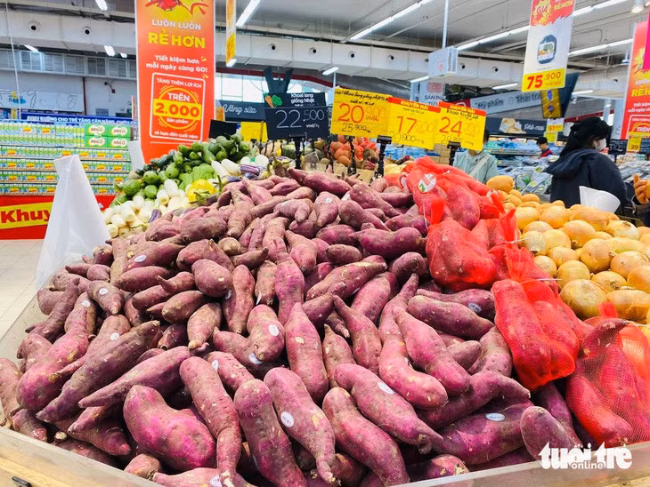 Một siêu thị lớn tại miền Trung đang bán khoai lang Đà Lạt với giá niêm yết ngày 5-4 là 22.500 đồng/kg - Ảnh: T.L.