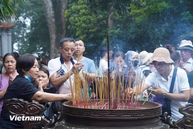 Các khu vực đền Hạ, đền Thượng... chật kín người dân và du khách tới dâng hương. (Ảnh: Việt Anh/Vietnam+)
