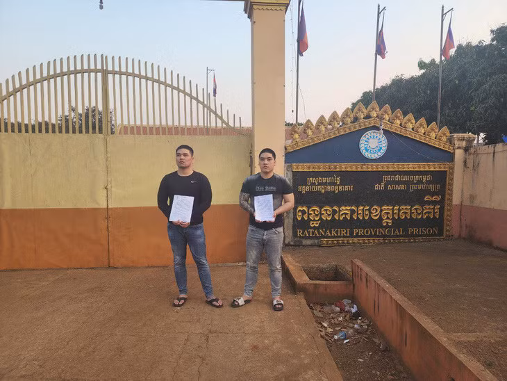 Hai anh em ruột Ngô Quyết Nhu (trái) và Ngô Viết Tiến đã sang Campuchia làm thuê ở casino để trốn truy nã - Ảnh: Công an tỉnh Phú Yên