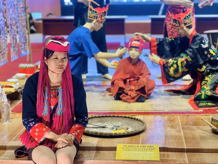 Không gian trưng bày tổ hợp tượng tái hiện nghi lễ cấp sắc.