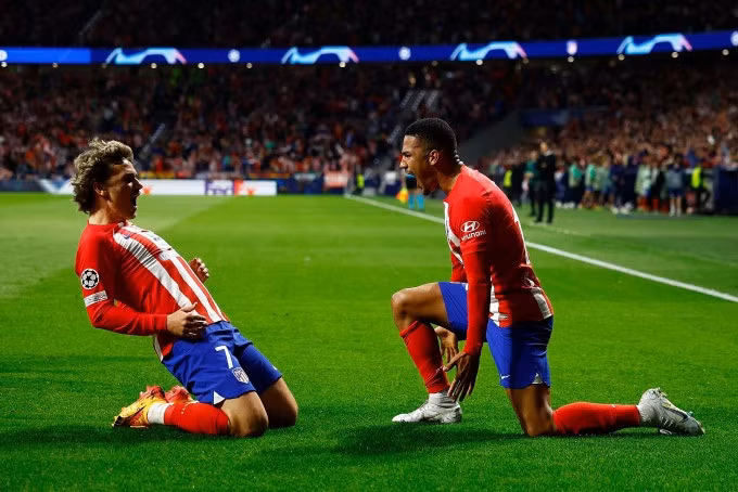 Lino (phải) mừng bàn thắng cùng Griezmann - người kiến tạo cho anh. Ảnh: Reuters