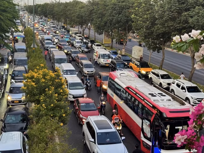 Dòng xe ken đặc đại lộ Phạm Văn Đồng do ùn tắc kéo dài cùng lúc giờ cao điểm. Ảnh: Hồ Đinh