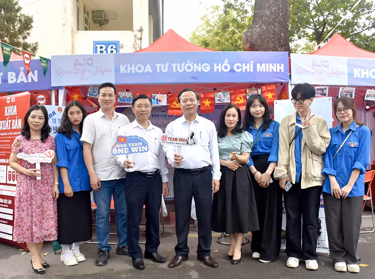 PGS, TS. Mai Đức Ngọc, Bí thư Đảng ủy, Chủ tịch Hội đồng trường tham quan gian trại và chụp ảnh lưu niệm với giảng viên, sinh viên các ban, khoa, viện trong Ngày hội Tư vấn Tuyển sinh - Hướng nghiệp - Việc làm "AJC OPEN DAY - JOB FAIR 2024"