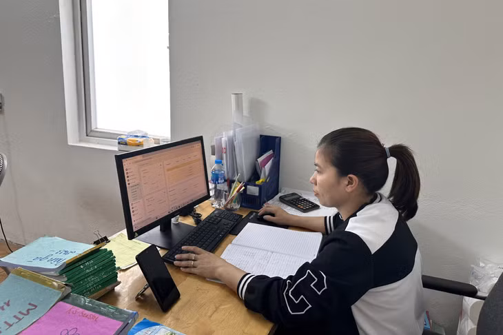 Nhân viên trang trại gà Tân An (TX Quảng Yên) theo dõi đơn hàng trên phần mềm quản lý trang trại farmgo.
