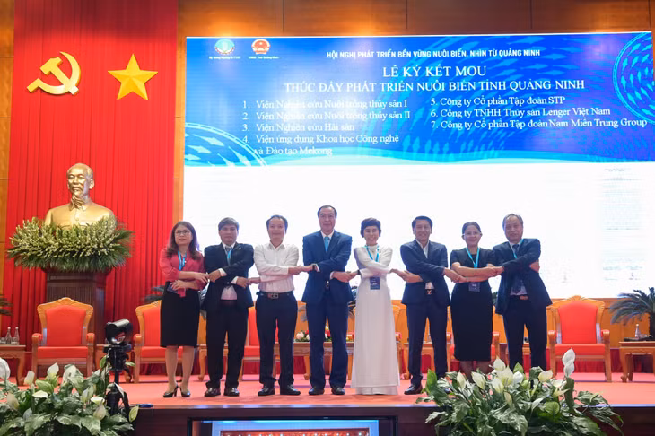 Lễ ký kết bản ghi nhớ thúc đẩy phát triển nuôi biển của tỉnh Quảng Ninh giai đoạn 2024-2025 giữa tỉnh Quảng Ninh và 7 đơn vị. Ảnh: Thu Chung