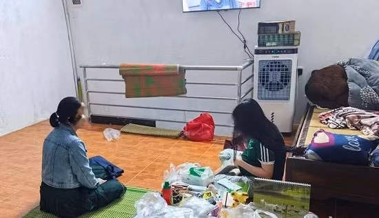 Cháu Đ.T.N.L (áo xanh bên phải) phải chỉ định mổ đẻ vì có thai khi mới 12 tuổi. Ảnh: Ngọc Hùng