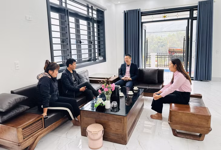 Ngôi nhà anh Triệu A Tài, xã Đồn Đạc, huyện Ba Chẽ (thứ 2, bên trái) khang trang.