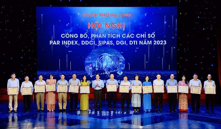 Đồng chí Vũ Quyết Tiến, Bí thư Thành ủy Hạ Long trao Giấy khen cho các tập thể có thành tích xuất sắc trong công tác tham mưu, phối hợp thực hiện cải thiện các chỉ số của thành phố năm 2023.