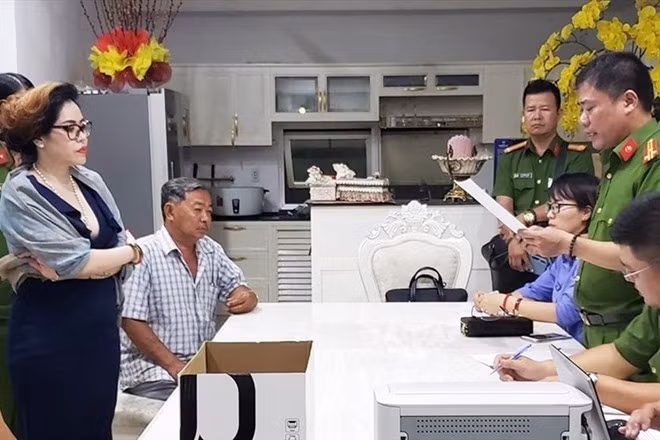 Phạm Thị Tuyết Nhung (Giám đốc Công ty Cổ phần tư vấn đầu tư Angel Lina) tại thời điểm bị Công an TPHCM đọc lệnh khởi tố và bắt tạm giam. Ảnh: CACC