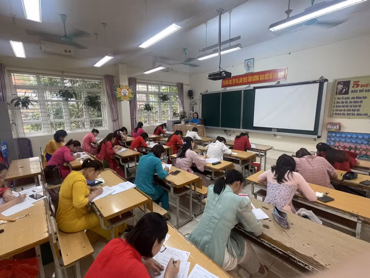 Phần thi viết giấy của các thí sinh.
