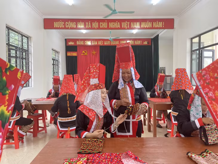 Một buổi sinh hoạt của CLB “Giữ gìn truyền thống thêu hoa văn dân tộc Dao Thanh Phán” tại bản Lý Khoái (xã Quảng Lâm, huyện Đầm Hà).