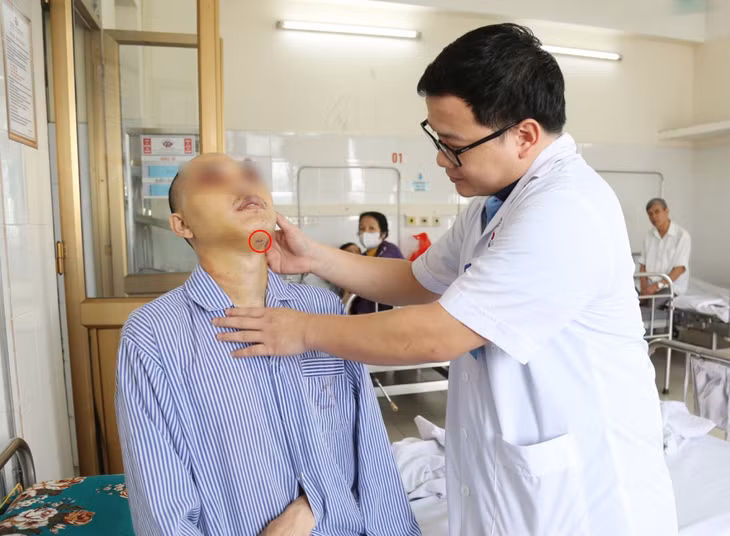 Bác sĩ CKI Lê Tuấn Tú (Khoa Răng hàm mặt, Bệnh viện Đa khoa tỉnh) thăm khám lại cho bệnh nhân V.M.Q sau phẫu thuật. Ảnh: Hà Trang