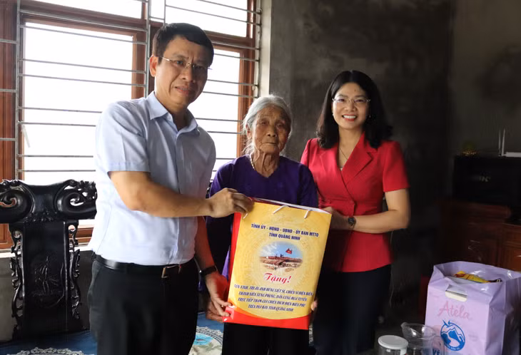 Đồng chí Nguyễn Hồng Dương, Ủy viên BTV, Trưởng Ban Tuyên giáo Tỉnh ủy và lãnh đạo huyện Đầm Hà tặng quà gia đình bà Phạm Thị Toan (TNXP) thôn Yên Hàn, xã Đầm Hà.