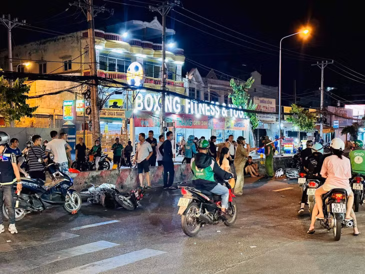 Hiện trường vụ hai thanh niên chạy xe máy tốc độ cao, tông trúng một phụ nữ.