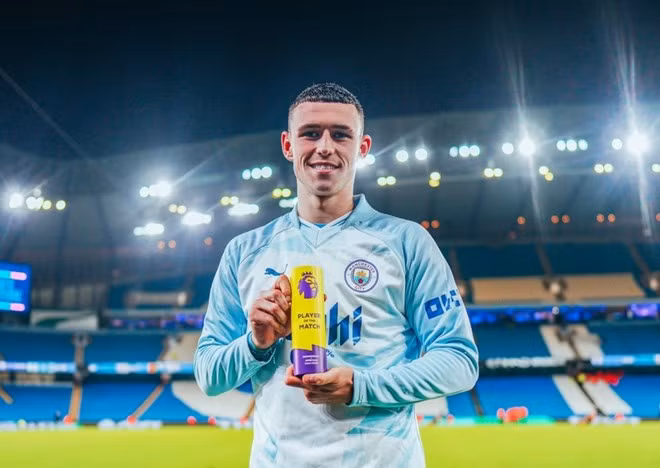 Phil Foden nhận giải Cầu thủ xuất sắc nhất trận Man City thắng Aston Villa 4-1. Ảnh: Man City FC