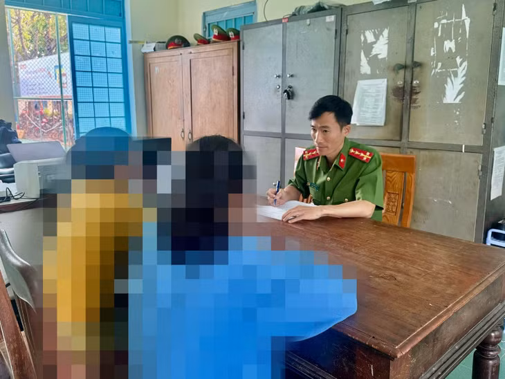 Nạn nhân và gia đình trình báo sự việc. Ảnh: Công an tỉnh Kon Tum
