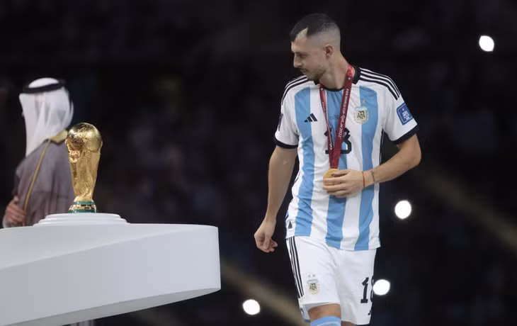 Guido Rodriguez vô địch WC cùng Argentina.