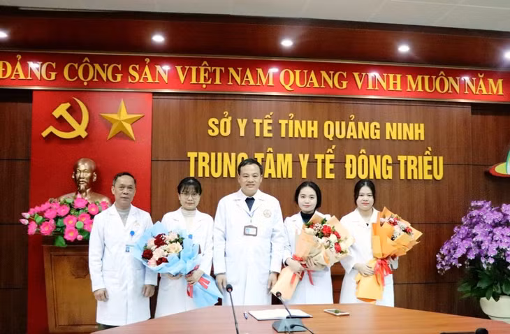 Trung tâm Y tế TX Đông Triều tiếp nhận 3 bác sĩ về công tác, trong đó có 1 thạc sĩ - bác sĩ nội trú tốt nghiệp chuyên ngành Nhi khoa.