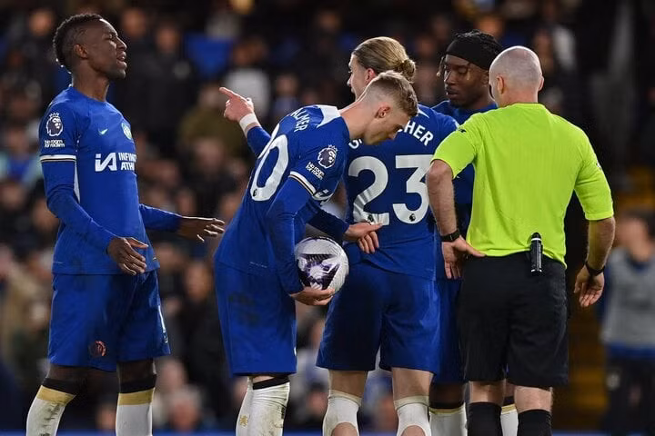 Cầu thủ Chelsea xô xát chỉ vì một quả phạt đền.