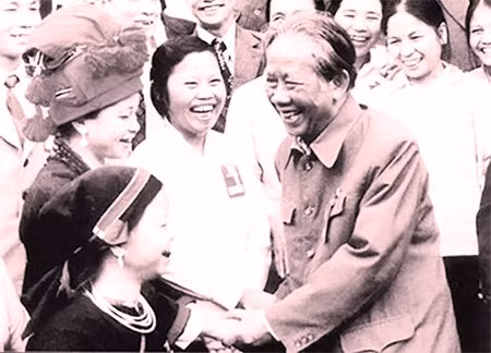 Đồng chí Lê Duẩn trò chuyện với các đại biểu dự Đại hội Đảng toàn quốc lần IV năm 1976. (Ảnh tư liệu)