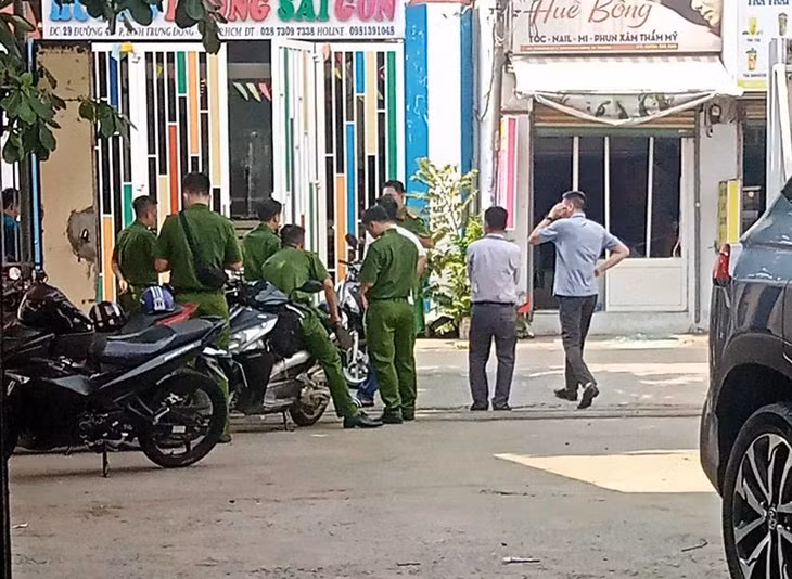 Các đơn vị nghiệp vụ Công an TP Thủ Đức khám nghiệm hiện trường vụ nổ bình gas. Ảnh: TS