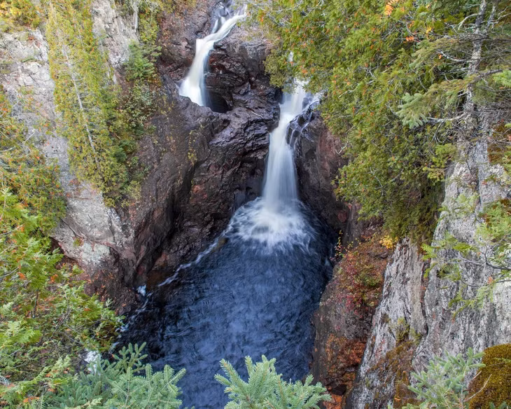 Nằm phía trên Hồ Superior khoảng 1,6 km trong đất liền trên Sông Brule tại Công viên Tiểu bang Judge CR Magney gần Grand Marais, Minnesota, thác Devil’s Kettle là điểm đến hấp dẫn của những người yêu khám phá bí ẩn.
