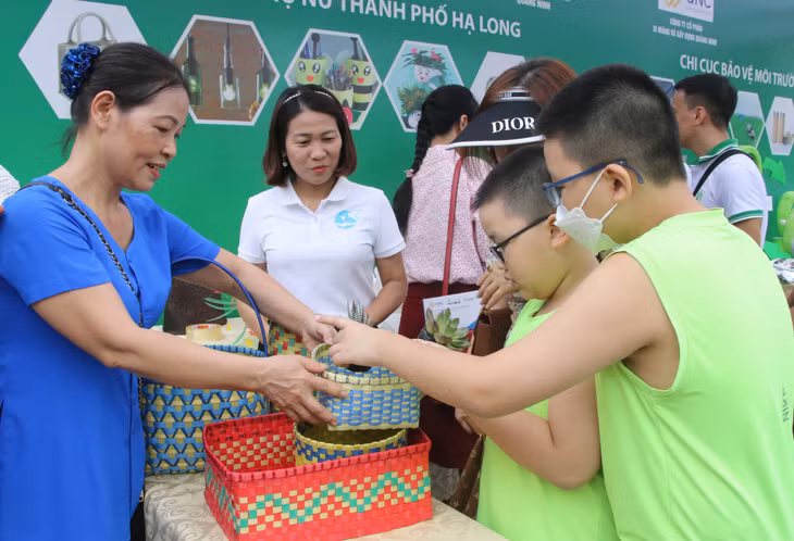Các cấp hội phụ nữ TP Hạ Long với phong trào tái chế rác thải tạo thành các sản phẩm làn đi chợ, giỏ, hộp trang trí...