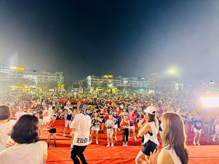 Liên hoan Zumba TP Hạ Long mở rộng năm 2024 đã thu hút đông đảo nhân dân và du khách.