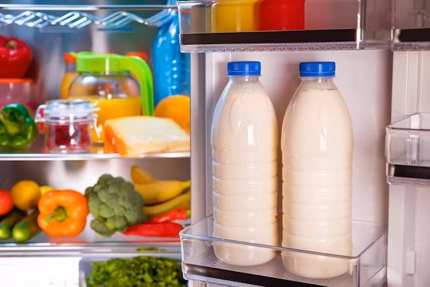 Nhiệt độ ở cánh cửa tủ lạnh sẽ khiến sữa dễ bị hỏng hơn (Ảnh: ST)