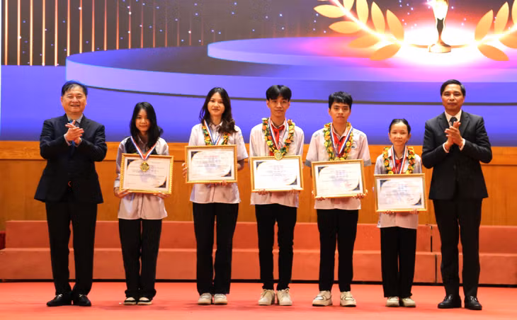 Các tác giả, nhóm tác giả đoạt giải nhất Cuộc thi Sáng tạo thanh thiếu niên, nhi đồng tỉnh Quảng Ninh lần thứ VII (2021-2022) và lần thứ VIII (2023) nhận giải thưởng. Ảnh: Việt Hưng