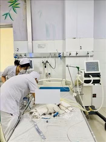 Sở Y tế tỉnh Bình Dương đã chỉ đạo Bệnh viện Đa khoa tỉnh điều động bác sĩ nhi khoa và bác sĩ hồi sức dày dạn kinh nghiệm để khám, điều trị cho bé. Ảnh: TTXVN phát