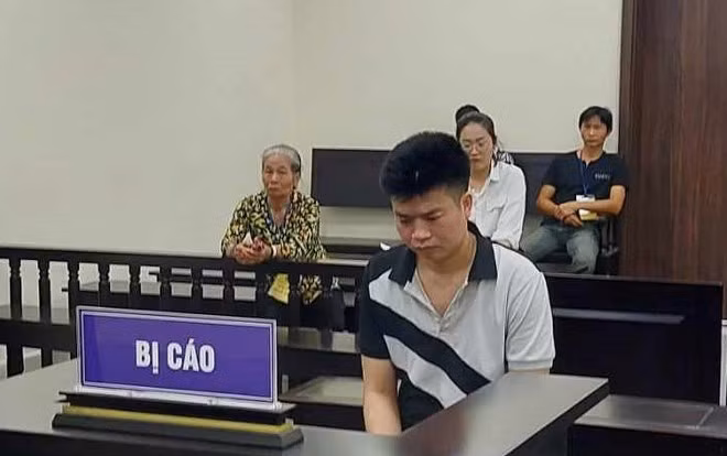 Nguyễn Văn Triển bị xét xử tội Giết người vì gây thương tích cho 3 nạn nhân. Ảnh: Quang Việt